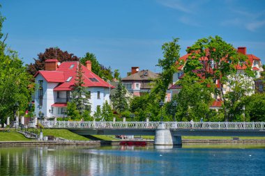 Kaliningrad, Rusya - 31 Mayıs 2021: Yazın Kaliningrad kentindeki göletin gündüz görüntüsü