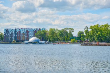 Kaliningrad, Rusya - 31 Mayıs 2021: Yazın Kaliningrad kentindeki göletin gündüz görüntüsü