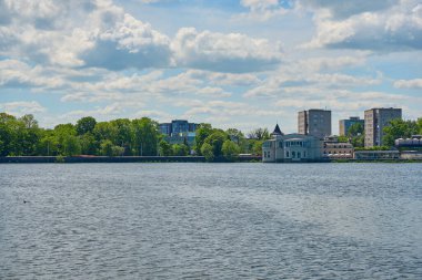 Kaliningrad, Rusya - 31 Mayıs 2021: Yazın Kaliningrad kentindeki göletin gündüz görüntüsü