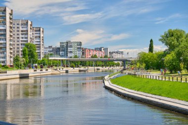 Kaliningrad, Rusya - 31 Mayıs 2021: Yazın Kaliningrad kentindeki göletin gündüz görüntüsü