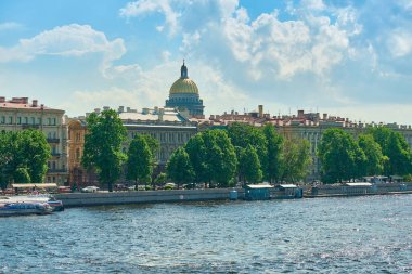 Saint-Petersburg, Rusya - Haziran 07, 2021: Bolshaya Neva Embankment. St. Isaac Katedrali