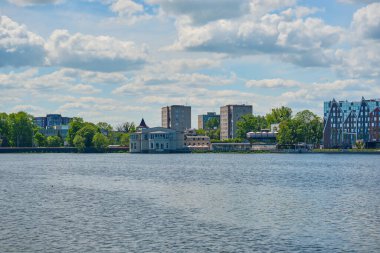 Kaliningrad, Rusya - 31 Mayıs 2021: Yazın Kaliningrad kentindeki göletin gündüz görüntüsü