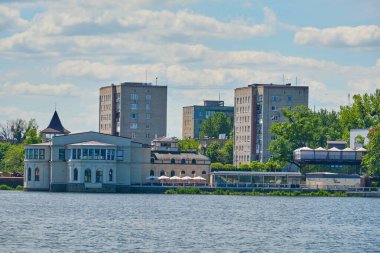 Kaliningrad, Rusya - 31 Mayıs 2021: Yazın Kaliningrad kentindeki göletin gündüz görüntüsü