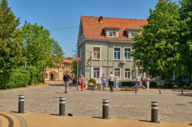 Zelenogradsk, Rusya - Haziran 02, 2021: Kurortny Prospekt yazın. Turistler cadde boyunca yürüyorlar