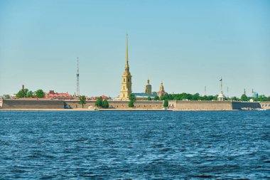 Saint-Petersburg, Rusya - Haziran 07, 2021 Neva gündüz seti. Petropavlovskaya Kalesi