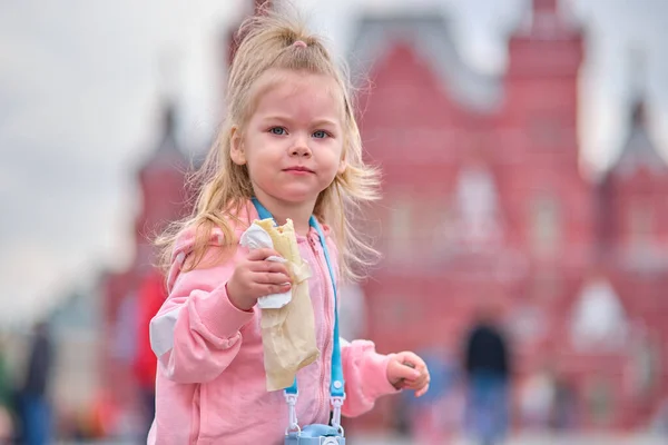 러시아 모스크바 2021 어린이용 카메라를 소녀가 광장을 다닌다 — 스톡 사진