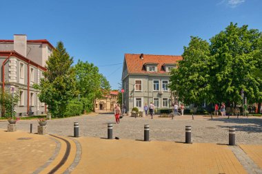 Zelenogradsk, Rusya - Haziran 02, 2021: Kurortny Prospekt yazın. Turistler cadde boyunca yürüyorlar