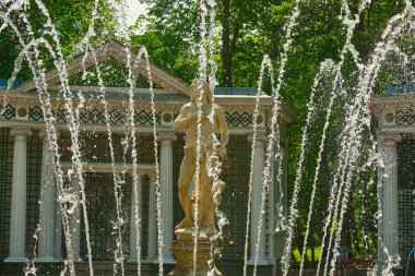 Saint-Petersburg, Rusya - Haziran 2021: Devlet Müzesi rezervi Peterhof Çeşmeleri.