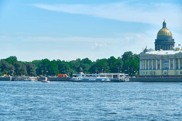 Szentpétervár, Oroszország - 2021. június 07.: Bolshaya Neva rakpart. Szent Isaacs székesegyház. — Stock Fotó