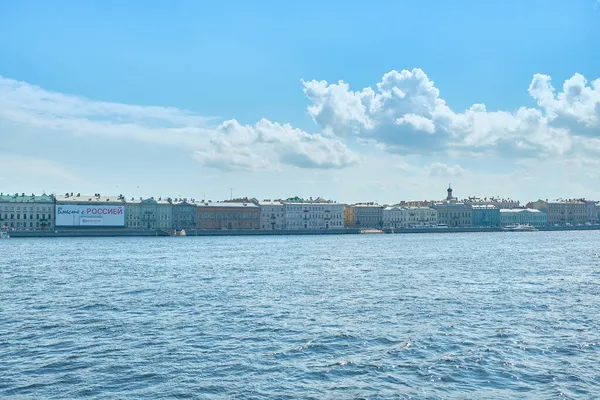 Saint-Petersburg, Russia - Jun 07, 2021: Bolshaya Neva Embankment. — Stock Photo, Image