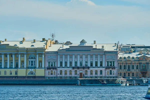 Szentpétervár, Oroszország - 2021. június 07.: Bolshaya Neva rakpart. — Stock Fotó