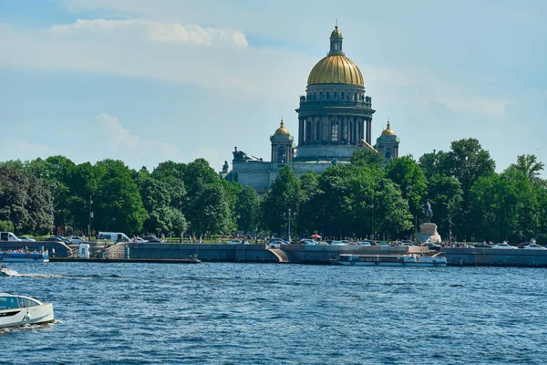 Saint-Petersburg, Russia - Jun 07, 2021: Bolshaya Neva Embankment. St. Isaacs Cathedral. — Stock Photo, Image