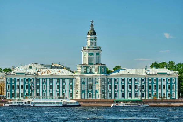 San Petersburgo, Rusia - 07 de junio de 2021: Bolshaya Neva Embankment. —  Fotos de Stock