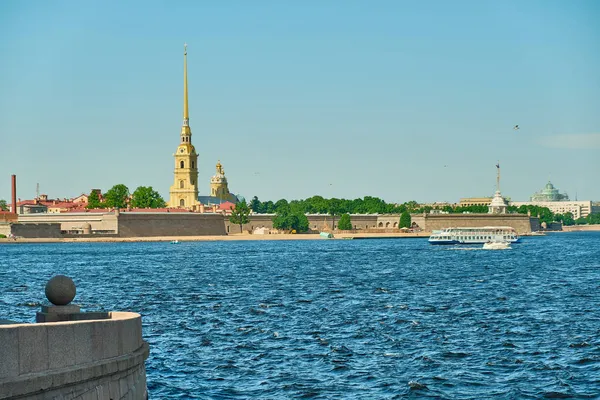 Sankt-Petersburg, Rosja - 07 czerwca 2021 r.: nabrzeże Newy w ciągu dnia latem. Twierdza Petropavlovskaya. — Zdjęcie stockowe