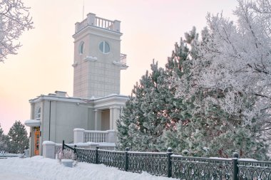 Khabarovsk 'ta bir uçurum ve güneş doğduktan sonra yoğun bir kar yağışı sonrası bir kültür ve dinlenme parkı. Karda ağaçlar