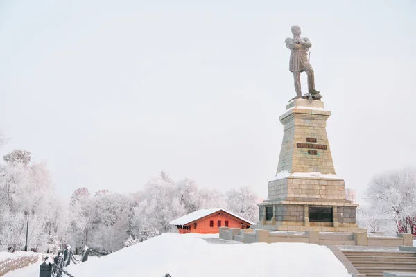Monumento al Gobernador General de Siberia Oriental Nikolai Nikolaevich Muravyov-Amursky en Jabárovsk por la mañana al amanecer. Hay árboles en la nieve a su alrededor. —  Fotos de Stock