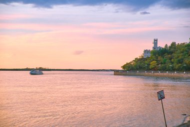 Amur uçurumunun üzerinde akşam güneşli bir gün batımı. Amur Nehri. Khabarovsk, Uzak Doğu, Rusya.