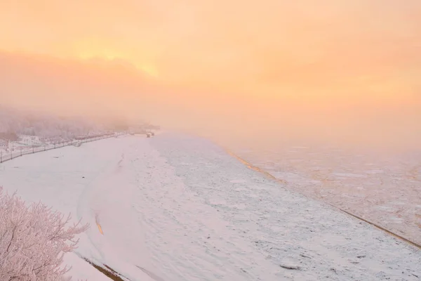 Вид Набережную Реки Амур Хабаровской Скалы Утром Рассвете После Сильного — стоковое фото