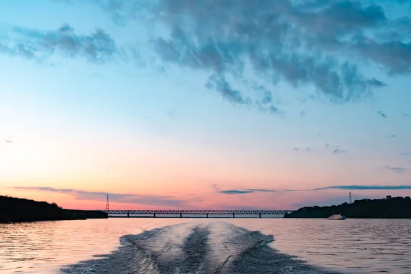 Splashes of water from the boat at sunset. — Stock Photo, Image