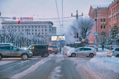 Khabarovsk, Rusya - 29 Sep 2021: Muravyov Amursky Caddesi 'nde kış sabahı trafik sıkışıklığı.