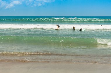Bali, Endonezya - 14 Ekim 2015: Turistlere Seminyak Sahili 'nde sörf öğretildi