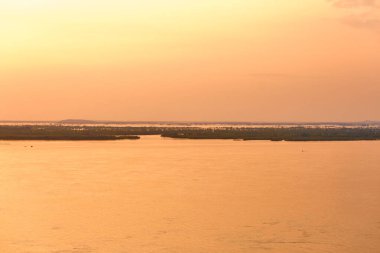 Amur Nehri setin Habarovsk, Rusya'nın on Sunset.