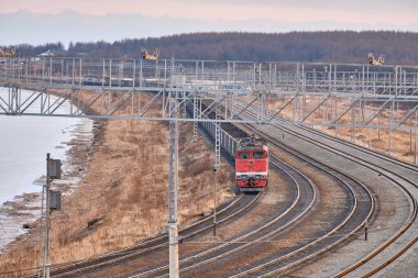 Vanino, Rusya - 18 Ocak 2021: deniz kıyısı boyunca tren