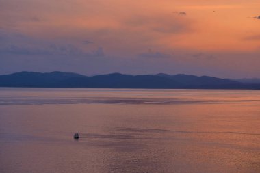 Günbatımında Amur Körfezi manzarası