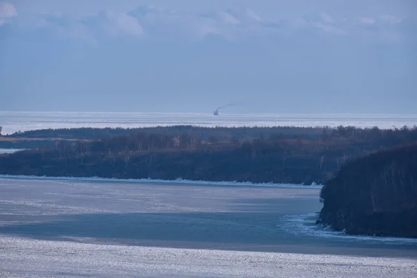 ロシアのヴァニーノ 2021年1月18日 冬のタタール海峡のヴァニーノ湾 凍った海 — ストック写真