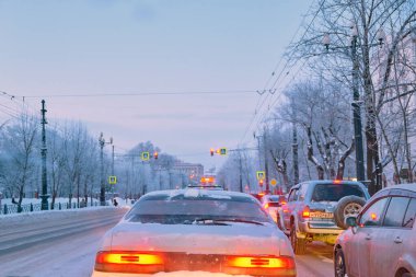 Khabarovsk, Rusya - 29 Sep 2021: Muravyov Amursky Caddesi 'nde kış sabahı trafik sıkışıklığı