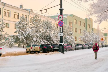 Khabarovsk, Rusya - 24 Kasım 2021: Bir kar yağışı sonrası güneş doğarken askeri spor kulübünün kapalı yüzme havuzu