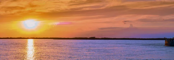 Sonnenuntergang Ufer Des Amur Chabarowsk Sonnenuntergang Über Dem Horizont Blätter — Stockfoto
