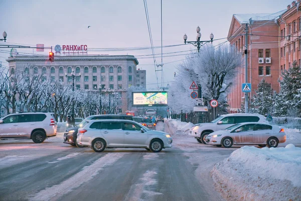 Khabarovsk, Russia - 24 novembre 2021: Un ingorgo stradale in inverno in una mattina d'inverno in Muravyov Amursky Street. — Foto Stock