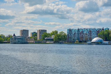 Kaliningrad, Rusya - 31 Mayıs 2021: Yazın Kaliningrad kentindeki göletin gündüz görüntüsü.