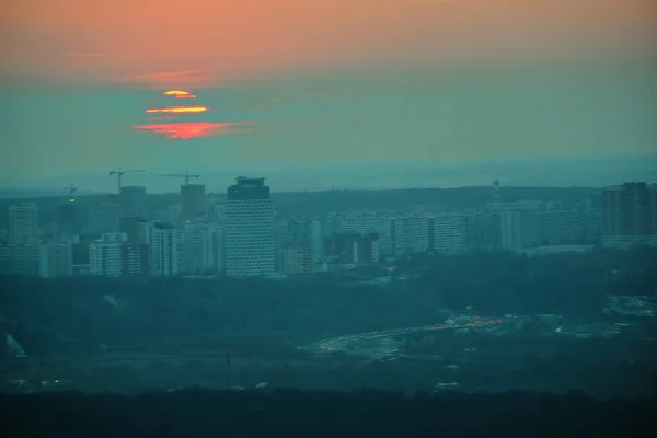 Moskau, Russland - 16. März 2020: Blick aus dem Fenster der Moskauer Stadttürme bei Sonnenuntergang. — Stockfoto