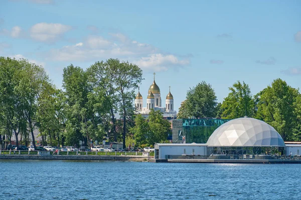 Kaliningrad, Russia - May 31, 2021: daytime view of the pond in the city of Kaliningrad in the summer. — Stock Photo, Image