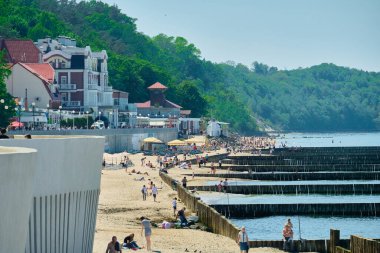 Svetlogorsk, Rusya - Haziran 02, 2021: Svetlogorsk gezinti alanı. Güneşli bir günde toprak seti. Turistler deniz boyunca yürür..