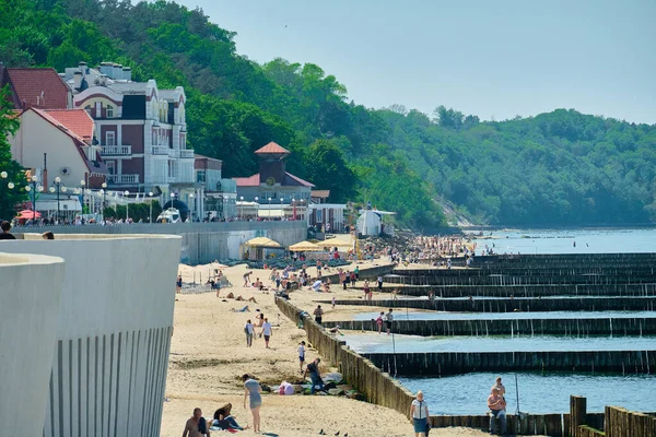 Svetlogorsk, Rusya - Haziran 02, 2021: Svetlogorsk gezinti alanı. Güneşli bir günde toprak seti. Turistler deniz boyunca yürür..