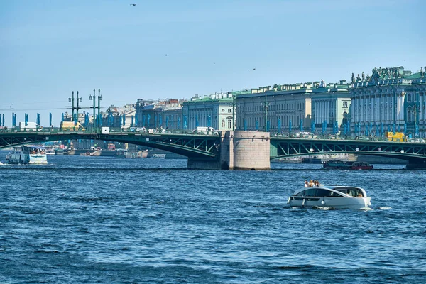 San Pietroburgo, Russia - 07 giugno 2021: Bolshaya Neva Embankment. — Foto Stock