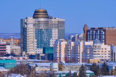 Rusya, Blagoveshchensk, 18 Ocak 2021: Blagoveshchensk şehri kışın yüksek bir yerden görülüyor