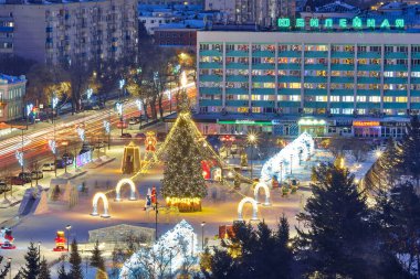 Rusya, Blagoveshchensk, 18 Ocak 2021: Blagoveshchensk şehri kışın yüksek bir yerden görülüyor