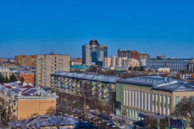 Rusya, Blagoveshchensk, 18 Ocak 2021: Blagoveshchensk şehri kışın yüksek bir yerden görülüyor