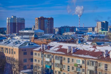 Rusya, Blagoveshchensk, 18 Ocak 2021: Blagoveshchensk şehri kışın yüksek bir yerden görülüyor