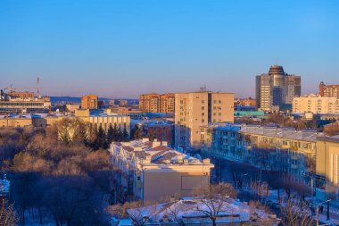 Rusya, Blagoveshchensk, 18 Ocak 2021: Blagoveshchensk şehri kışın yüksek bir yerden görülüyor