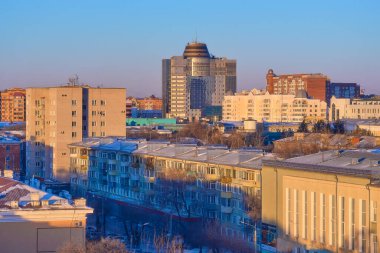 Rusya, Blagoveshchensk, 18 Ocak 2021: Blagoveshchensk şehri kışın yüksek bir yerden görülüyor