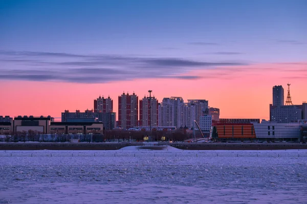 ブラゴヴェシュチェンスク ロシア 2021年2月1日 ブラゴヴェシュチェンスクの堤防からの中国の都市ハイヘの眺め アムール川は氷の下だ — ストック写真