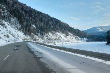 Lidoga-Vanino Khabarovsk bölgesindeki dağların arasında gün batımı