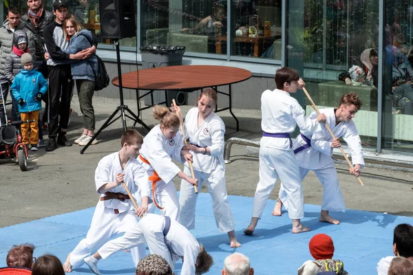 Khabarocsk, Rusya - 09 Mayıs 2019: Büyük Vatanseverlik Savaşı 'ndaki Zafer Günü onuruna verilen konser. Tekvando sporcuları yeteneklerini sergilerler.