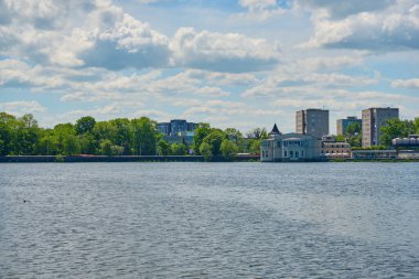 Kaliningrad, Rusya - 31 Mayıs 2021: Yazın Kaliningrad kentindeki göletin gündüz görüntüsü