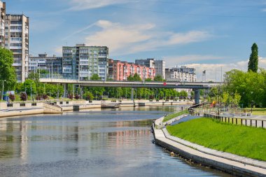 Kaliningrad, Rusya - 31 Mayıs 2021: Yazın Kaliningrad kentindeki göletin gündüz görüntüsü.